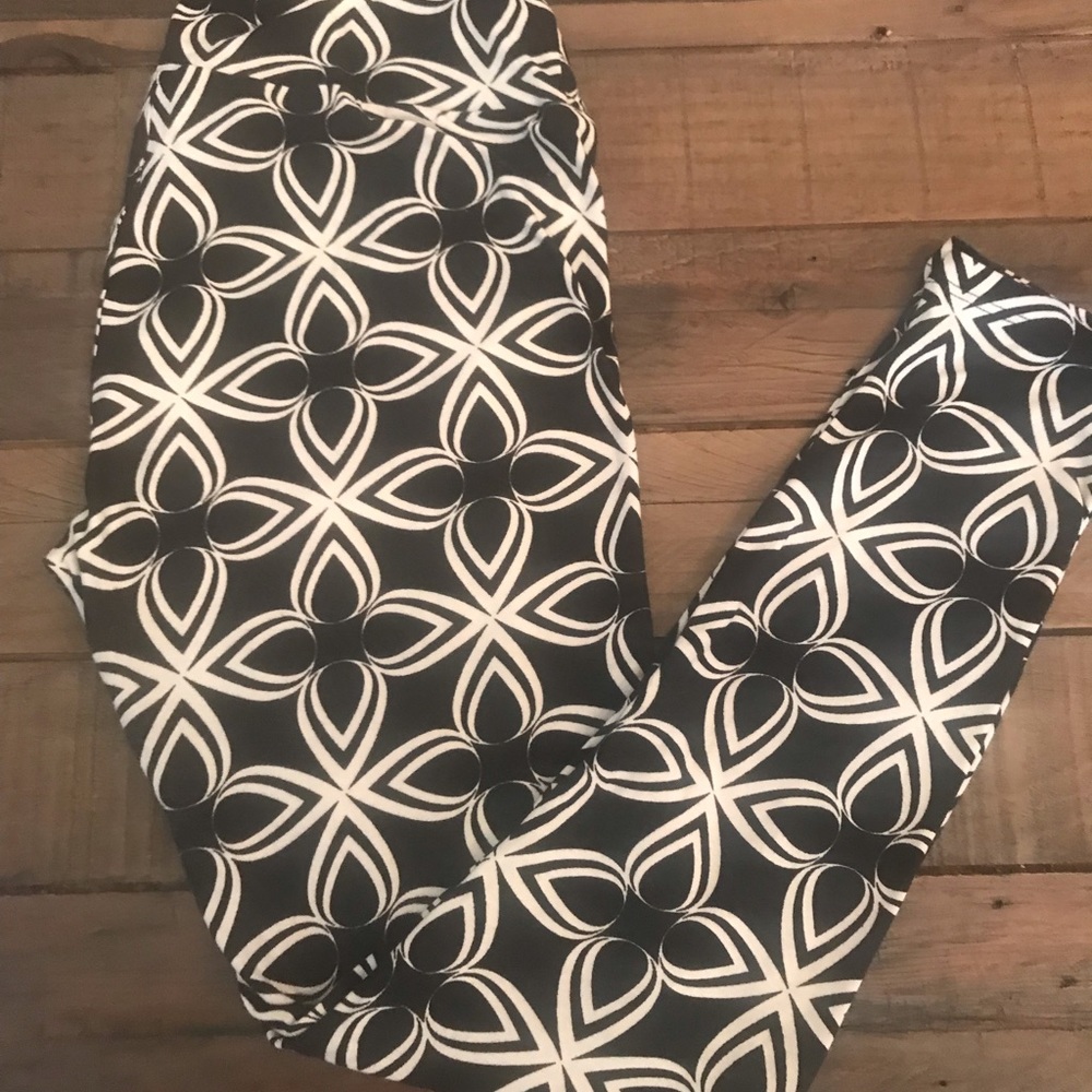 LuLaRoe’s black white leggings OS